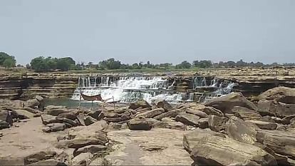 Damoh News: प्रतिबंध के बाद सुनसान पड़ा भदभदा वॉटरफॉल, सोशल मीडिया पर लोग जता रहे आक्रोश Bhadbhada waterfall remained deserted after the ban, people kept getting angry on social media