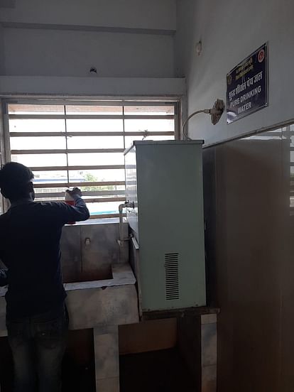 Patients are not able to get cold water in the district hospital, forced to buy water bottles.
