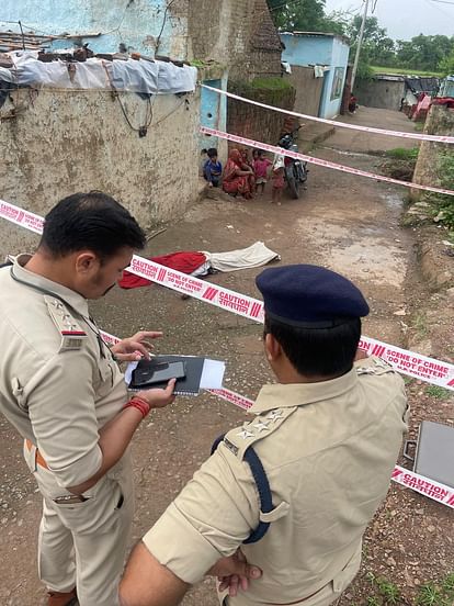 Damoh News: विवाद के बाद बेटे ने धारदार हथियार से पिता की हत्या की, बच्चों को लेकर हुआ फरार Son killed father with sharp weapon in Bijori village, fear of fleeing to Damoh with children.