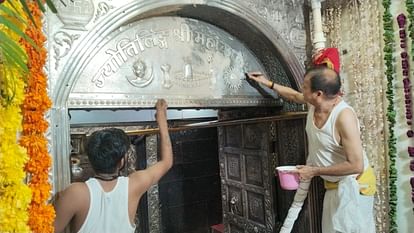 Ujjain: श्रावण महोत्सव की तैयारी, दिल्ली के भक्त की टीम कर रही गर्भगृह के रूद्र यंत्र और चांदी दीवार की सफाई Shravan Mahotsav Baba Mahakal cleaning Rudra Yantra and silver wall of Garbhagrah