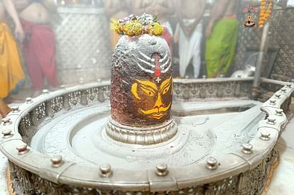 Ujjain News: द्वादशी की भस्मारती में त्रिपुंड लगाकर सजे बाबा महाकाल, श्रृंगार के बाद भक्तों को दिए दर्शन Baba Mahakal decorated with Tripund in Bhasmarti of Dwadashi