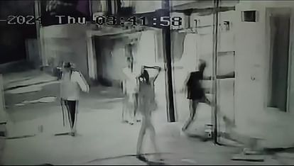 Ujjain News: वाल्मीकि नगर में हाथों में डंडे लेकर निकले बदमाश...रंगदारी के लिए फोड़ दिए गाड़ियों के कांच miscreants came out with sticks in their hands broke glass of vehicles for extortion