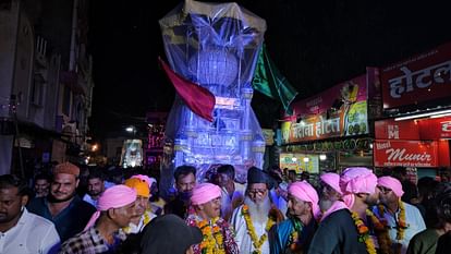 Khandwa: मुहर्रम के दूसरे दिन जुलूस में दिखा अनोखा नजारा, भारी भीड़ के बावजूद कुछ ही सेकंड में गुजर गई एंबुलेंस Ambulance Took Few Seconds To Pass Muharram Julus In Khandwa
