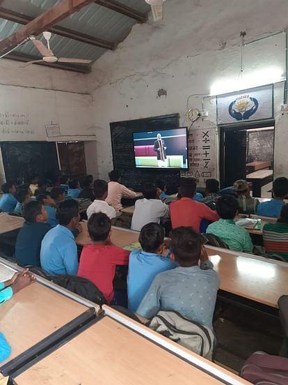 On the lines of private schools, smart classes started in 63 government middle schools of Damoh.