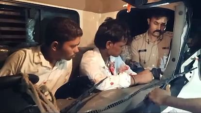 Damoh: ट्रैक्टर ने छोटा हाथी को मारी टक्कर, डैशबोर्ड में चिपट गए दो युवक; एक घंटे बाद निकाला गया बाहर Damoh Accident NewsTractor hits a small car hindi news