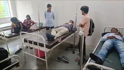 Khargone News: सड़क पर चल रहे कावड़ यात्री को बचाने के चक्कर में बस और ट्रक की हुई भिड़ंत, 14 यात्री घायल Khargone News: Bus and truck collided while trying to save a Kavad pilgrim walking on the road
