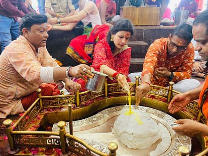 Ujjain News: अंगारेश्वर महादेव की शरण में पहुंचे इंदौर कलेक्टर आशीष, पत्नी के साथ मिलकर की भात पूजा Indore Collector reached the shelter of Angareshwar Mahadev along with Bhaat Puja