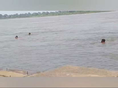 Khargone Seeing young son drowning mother and sister tried to save him all three died by drowning