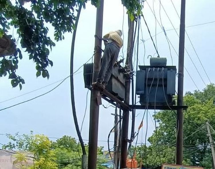 यूपी – Sambhal: सपा के पूर्व जिलाध्यक्ष का कार्यालय चोरी की बिजली से हो रहा था रोशन, विभाग ने दर्ज करवाया केस – INA यूपी – Sambhal: सपा के पूर्व जिलाध्यक्ष का कार्यालय चोरी की बिजली से हो रहा था रोशन, विभाग ने दर्ज करवाया केस – INA