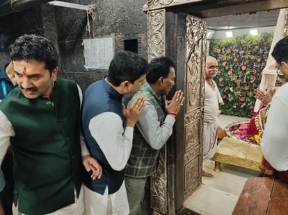 Ujjain News: बाबा महाकाल के दरबार पहुंचे जल संसाधन मंत्री, विधायक शुक्ला और इंदौर महापौर के साथ के किए दर्शन Water Resources Minister reached the court of Baba Mahakal… Darshan with MLA Shukla and Indore Mayor
