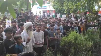 Bundi News : प्रिंसिपल पर लगा छात्रा से अभद्रता करने का आरोप, गुस्साए ग्रामीणों ने की जमकर धुनाई Bundi News: Principal accused of misbehaving with student, angry villagers beat him fiercely