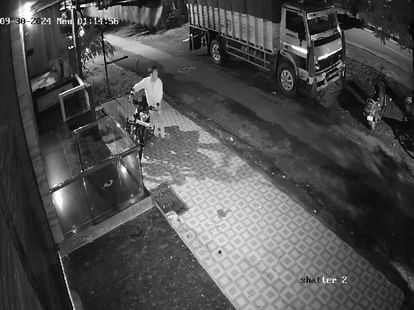 Ujjain: चोर आया बुलेट को धक्का लगाया और चुरा ले गया बुलेट...चोरी का सीसीटीवी फुटेज वायरल The thief came, pushed the bullet and stole the bullet CCTV of the theft is going viral