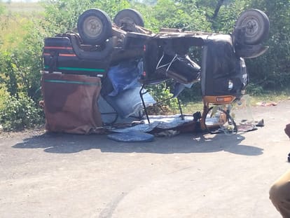 Auto carrying 21 laborers for harvesting went out of control and overturned In Damoh