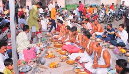 Farewell to the ancestors was done with offerings of tarpan, puja and donations