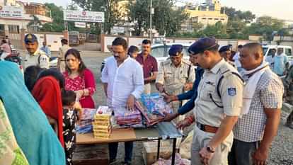 SP celebrated Diwali festival with his wife by visiting poor families in Damoh
