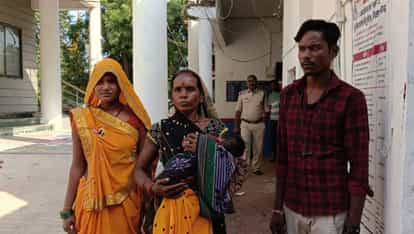Damoh The family reached the police station with the dead body of the eight-month-old child