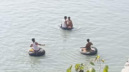Mathura News: यमुना में नहाते समय डूब गए दो दोस्त, नाविकों ने एक को बचा लिया...दूसरे की तलाश जारी Two young men drowned while bathing in the Yamuna.