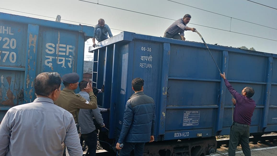 Shahdol News Smoke Came Out From The Compartment Of A Coal Goods Train