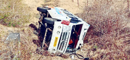 The bus of Bhopal devotees coming to Jaigurudev Ashram landed in a field from the road 12 people injured.