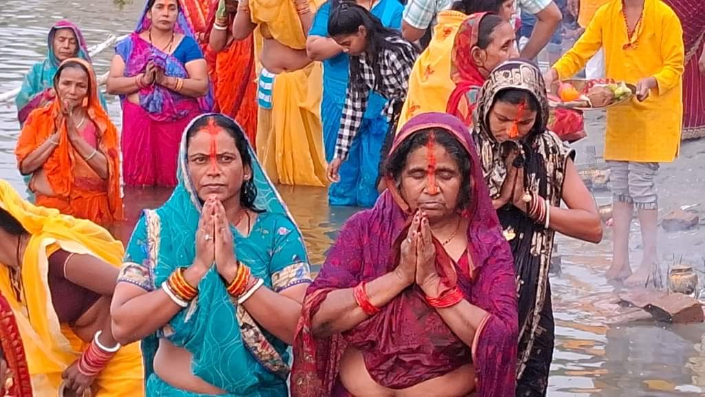 Chhath Puja Sindoor Ritual: छठ पर नाक तक सिंदूर क्यों लगाती हैं महिलाएं? जानें धार्मिक और वैज्ञानिक कारण Chhath Puja 2025 The Symbolism of Long Sindoor in Chhath Puja Religious and Scientific Reason Behind