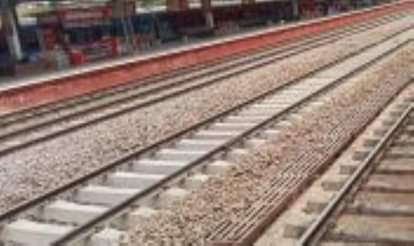 Roorkee: साथियों के साथ रेलवे लाइन पर रील बना रहे नाबालिग को खंभे से लगा करंट, अस्पताल में मौत Roorkee: minor Boy Died who was making a reel on railway line got electrocuted by a pole