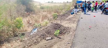UP: ट्रैक्टर से भिड़ी बाइक, पिता की मौत, बेटे की हालत गंभीर, खून देख चीख पड़े परिजन; ट्रॉमा सेंटर रेफर Bike collided tractor in sonbhadra father died son condition critical referred to Trauma Center Varanasi