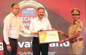 Siddharthnagar News: डीजीपी के हाथों सम्मानित हुईं एसएचओ SHO honored by DGP
