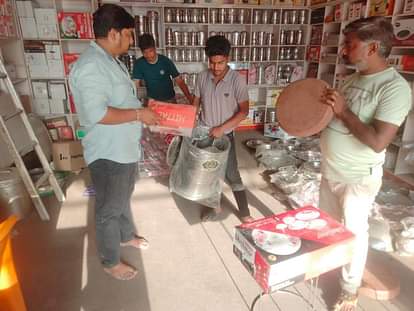 Siddharthnagar News: लगातार बढ़ते दाम से हल्के बर्तन की बढ़ी मांग Demand for light utensils increased due to ever increasing prices