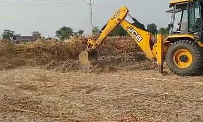 UP: भाजपा नेता के अवैध निर्माण पर गरजा बुलडोजर, एक साथ कई नेताओं ने दिए इस्तीफे; एडीएम पहुंचे गांव ADM visits after action on illegal encroachments, warns villagers
