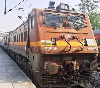 Trains Stopped: भारत-पाकिस्तान के बीच तनाव, जम्मू और अमृतसर जाने वाली ट्रेनों को अंबाला से पहले रोका Trains going to Jammu and Amritsar were stopped before Ambala
