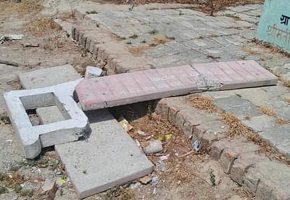 Ambedkar Nagar News: शौचालय में दरवाजा नहीं, टैंक ओवरफ्लो No door in the toilet, tank overflows
