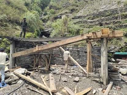 Chamba News: वन विभाग ने सतवाला में अवैध निर्माण को उखाड़ा Forest department demolished illegal construction in Satwala