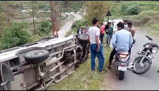 Bageshwar News: ब्रेक फेल होने से अनियंत्रित वाहन सड़क से खेत में गिरा, नौ लोग घायल Uncontrolled vehicle fell from the road into the field due to brake failure, nine people injured