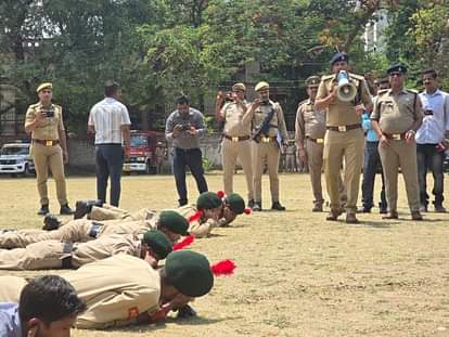 Raebareli News: सायरन बजते ही जमीन पर लेट गए लोग People lay down on the ground as soon as the siren sounded