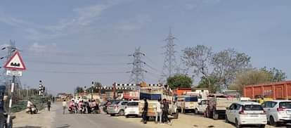 Banda News: नहीं खुला क्रासिंग का गेट, घंटे भर जाम में फंसे रहे वाहन The crossing gate did not open, vehicles were stuck in the jam for an hour