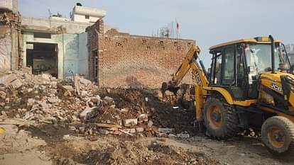 Lakhimpur Kheri News: शिवमंदिर कॉरिडोर ः अचानक ढहाया गया घर तो मचा हड़कंप Shiv Mandir Corridor: There was a commotion when the house was suddenly demolished