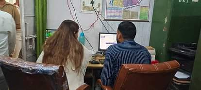 Bijnor News: कमरों में मकड़ी के जाले देख भड़कीं डीएम DM got angry after seeing spider webs in the rooms