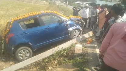 Sant Kabir Nagar News: पोल से टकराई दूल्हे की कार, बाल-बाल बचे Car collided with a pole near Baurbyas.