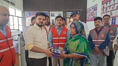 रेडक्रॉस दिवस: दिव्यांगों को वितरित किए उपकरण Red Cross Day: Equipment distributed to the handicapped