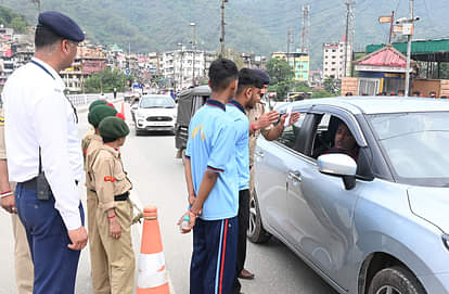 Mandi News: एनसीसी कैडेटों को दी यातायात नियमों की जानकारी Information on traffic rules given to NCC cadets