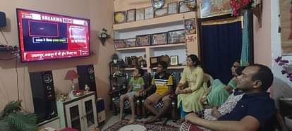 Maharajganj News: देर शाम ड्रोन हमला सुनकर टीवी से चिपके लोग, देखते रहे अपडेट People were glued to the TV after hearing the drone attack late in the evening, kept watching the updates