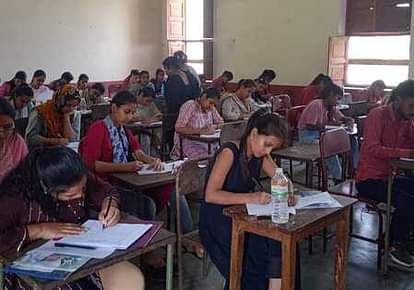 Pilibhit News: उपाधि महाविद्यालय में सेमेस्टर परीक्षाएं शुरू, पारदर्शिता पर जोर Semester examinations begin in Degree College, emphasis on transparency