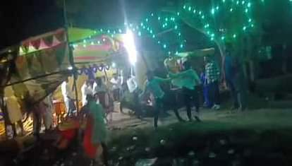 Bihar News: वरमाला के दौरान फोटो को लेकर दो पक्षों में हुई लड़ाई, जमकर चले लाठी-डंडों और कुर्सियों vaishali bihar news fight between two parties in wedding ceremony 3 injured