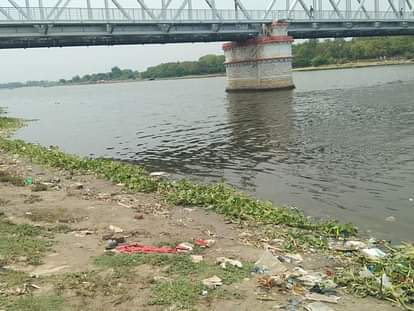 UP: आचमन तो दूर सिंचाई योग्य भी नहीं यमुना का पानी...मथुरा में दिखी ऐसी तस्वीर, श्रद्धालु कैसे करेंगे स्नान Yamuna is plagued by filth...how will devotees take bath