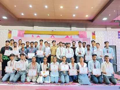 अमर उजाला भविष्य ज्योति सम्मान: पीलीभीत में मेधावियों को किया गया सम्मानित, अतिथियों ने दिखाई भविष्य की राह Meritorious students were honored in Pilibhit