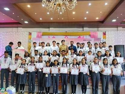 अमर उजाला भविष्य ज्योति सम्मान: पीलीभीत में मेधावियों को किया गया सम्मानित, अतिथियों ने दिखाई भविष्य की राह Meritorious students were honored in Pilibhit