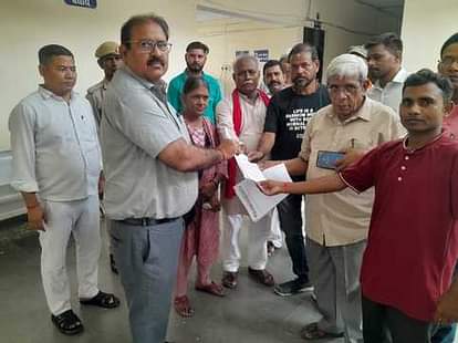 Lakhimpur Kheri News: स्कूलों के विलय पर तत्काल रोक लगाएं Immediately stop the merger of schools