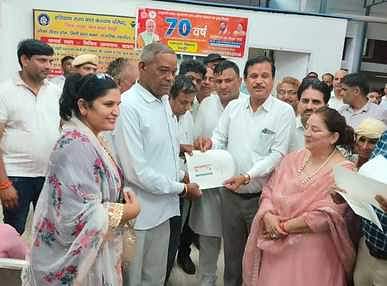 Rewari News: कैंप में 131 बुजुर्गों को दिए गए आयुष्मान कार्ड Ayushman cards were given to 131 elderly people in the camp