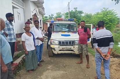 Bihar News: महिला ने पंखे से लटक कर की आत्महत्या, पुलिस एफएसएल की मदद से जांच में जुटी Bihar news 25-year-old woman committed suicide by hanging herself from a fan, FSL team started investigation