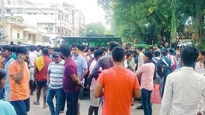 Bihar News: यातायात पुलिस की बड़ी लापरवाही, नो एंट्री में घुसे ट्रक ने बाइक सवार को कुचला; विरोध में बवाल Rohtas Bihar News: Traffic police negligence, young man died after being crushed by truck, road blocked